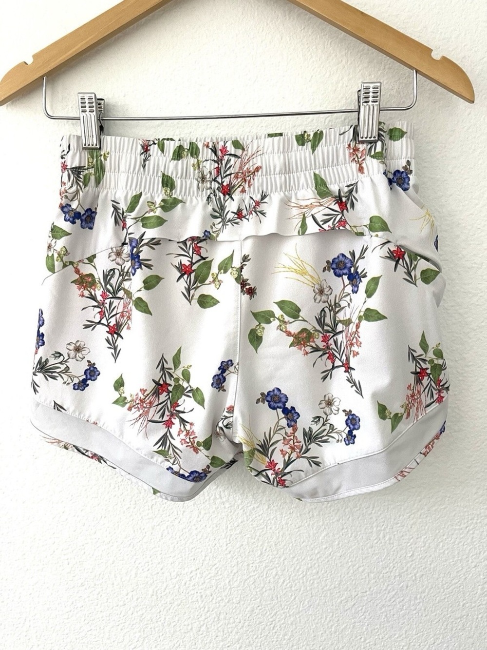 Women’s Athleta Printed Mesh Racer Run Shorts 4” (XS) - Picture 7 of 12